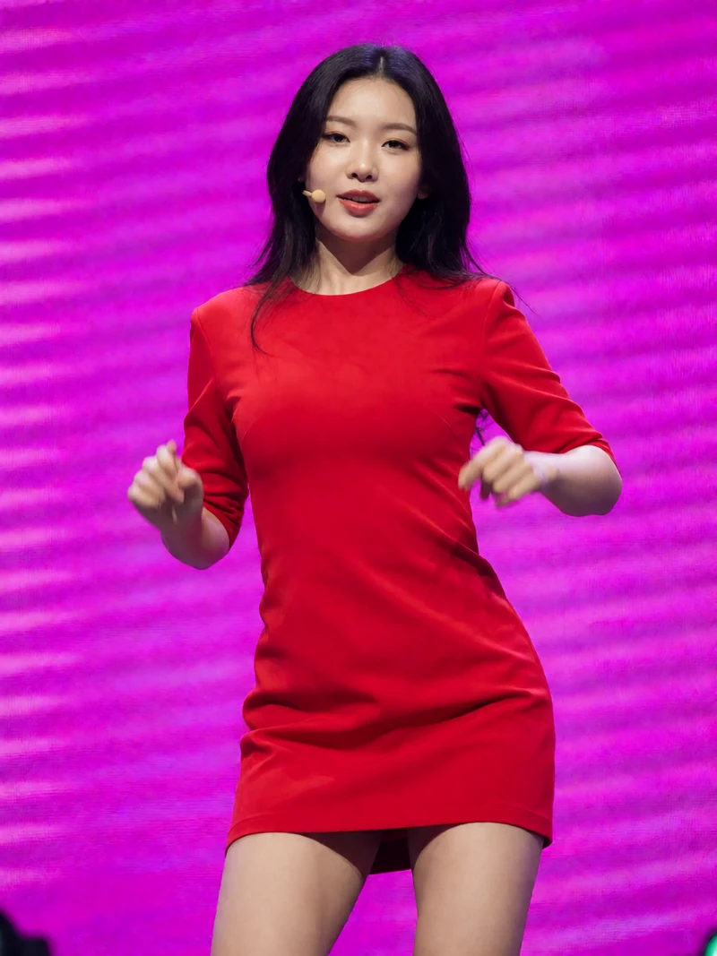 虚构成年女主播穿红色女团风短裙站在霓虹灯带舞台中央